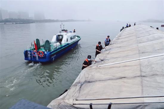 上海海关缉私局联合上海市公安局边防和港航分局开展“海狼”打击成品油走私专项行动 本文图片均来自微信公众号@海关发布